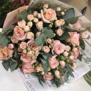 Сборный букет пионовидных кустовых роз R173
