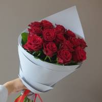Букет 15 красных роз с оформлением R67