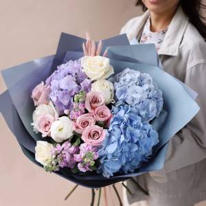 Букет голубая гортензия с розами в оформлении R1702