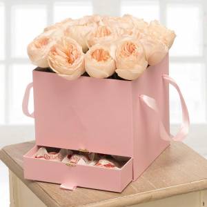 Коробка 15 пионовидных роз и рафаэлло R205