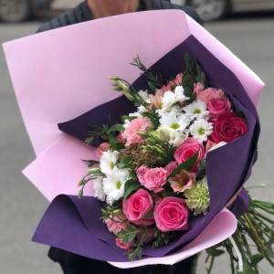 Сборный букет розовые розы и хризантема R657
